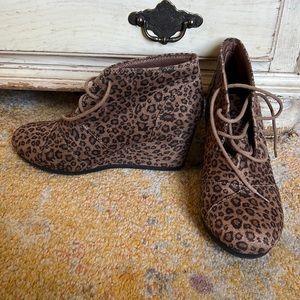 City classified leopard wedge size 8 practically brand new